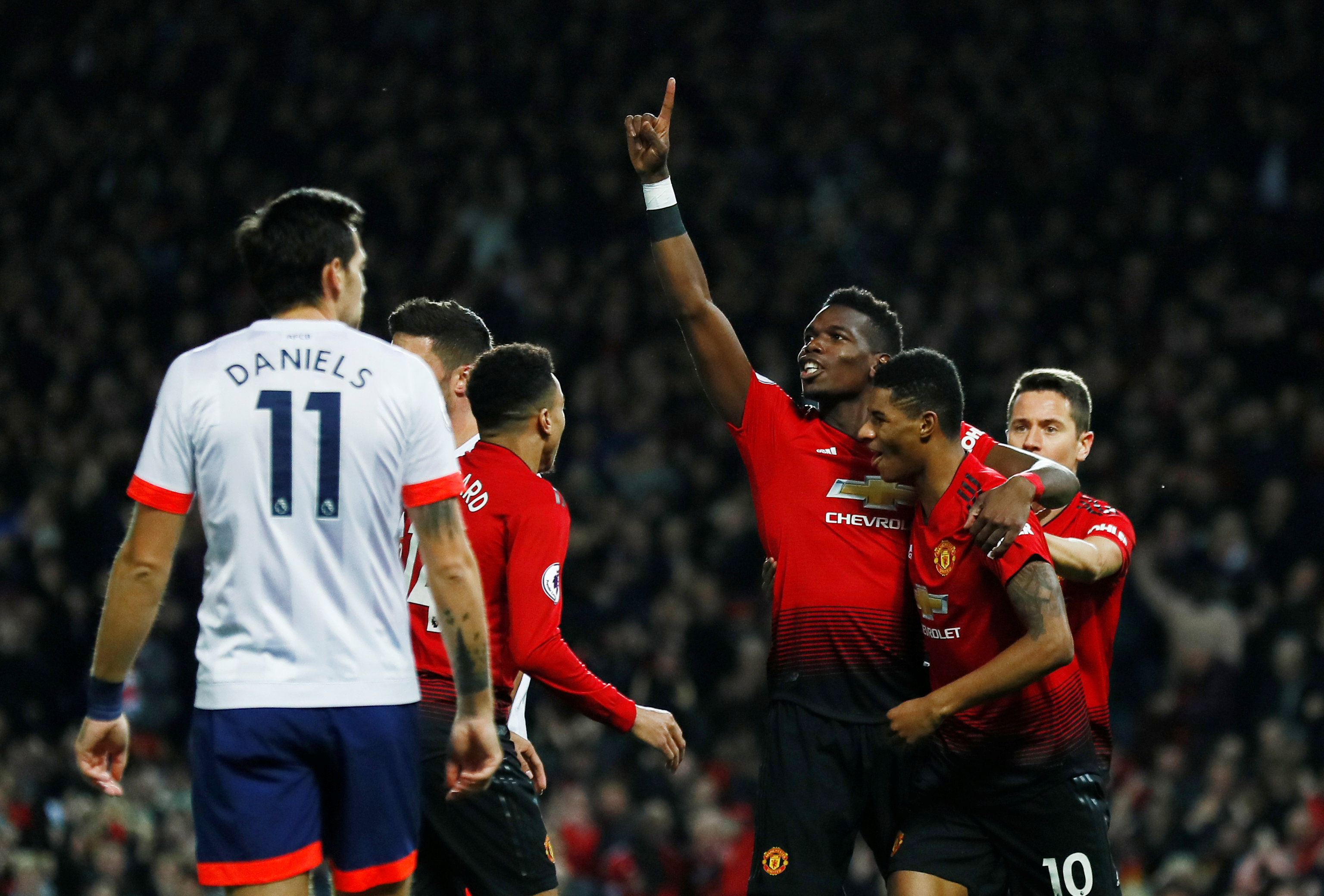 的舞台上展 的舞台上展